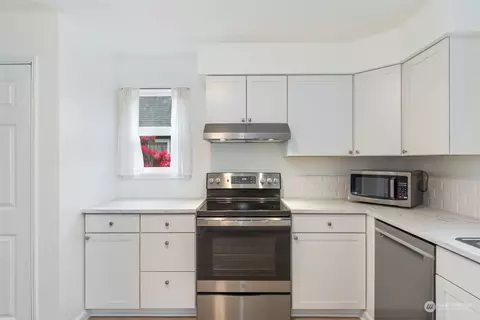 Kitchen - 2418 State St, Everett, WA 98201 photo 2 of 5