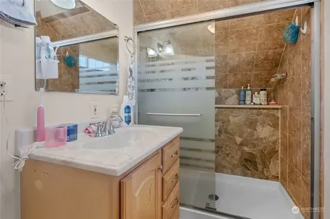 Bath - 1223 Donovan Ln, Everett, WA 98201 photo 1 of 2