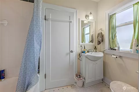 Bath - 1223 Donovan Ln, Everett, WA 98201 photo 2 of 2