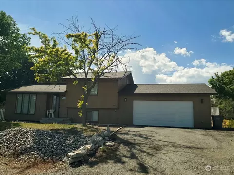 611 Hillcrest Circle Dr, Omak, WA 98841