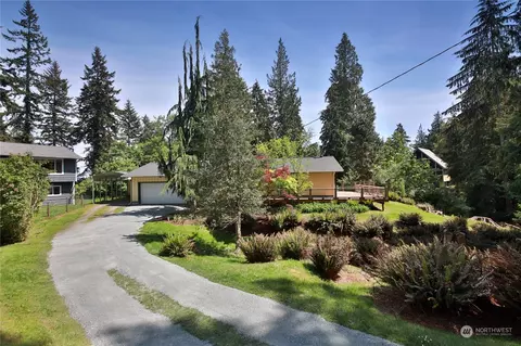 8109 Hawaii Ln, Clinton, WA 98236