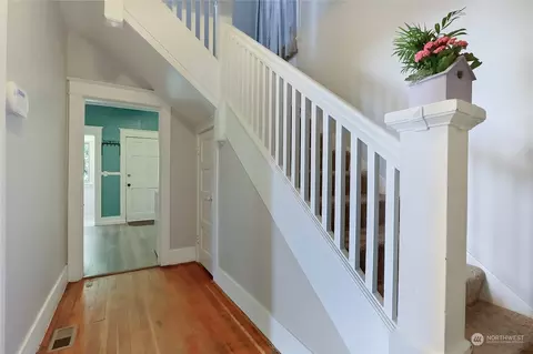 Entry Way - 913 Wall St, Everett, WA 98201 photo 2 of 2