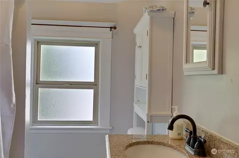 Bath - 913 Wall St, Everett, WA 98201 photo 1 of 2