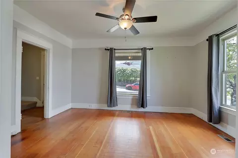 Living - 913 Wall St, Everett, WA 98201 photo 2 of 3