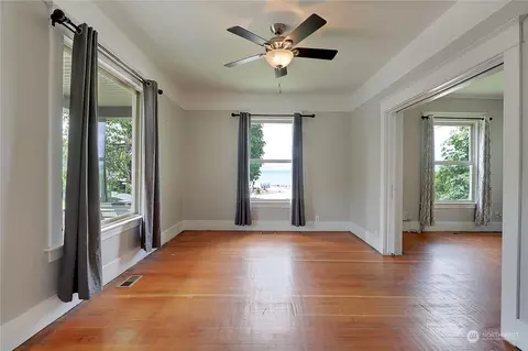 Living - 913 Wall St, Everett, WA 98201 photo 1 of 3