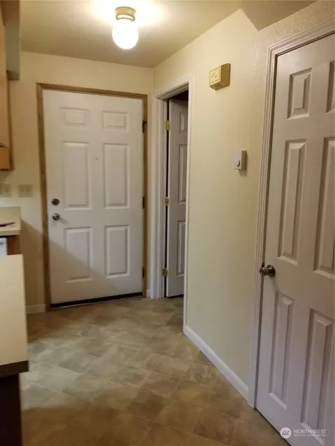 Entry Way - 2733 Initial Pl, Enumclaw, WA 98022 photo 2 of 2