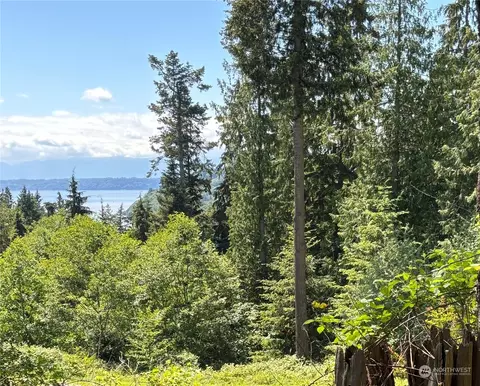 8016 S Toma Ln, Clinton, WA 98236