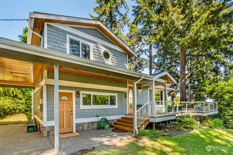 8045 Island Ct, Clinton, WA 98236