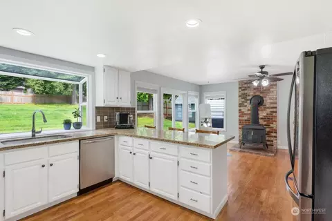 Kitchen - 17218 3rd Ave SE, Bothell, WA 98012 photo 3 of 3
