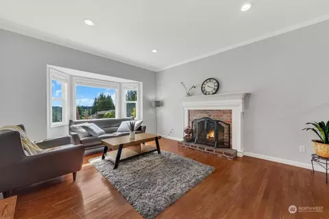 Living - 17218 3rd Ave SE, Bothell, WA 98012 photo 2 of 3