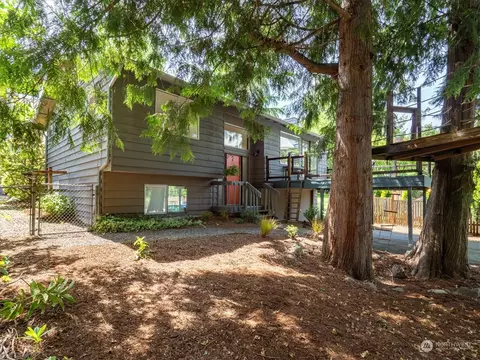 3227 NE 103rd St, Seattle, WA 98125