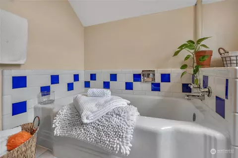 Bath - 1925 Oakes Ave, Everett, WA 98201 photo 2 of 2