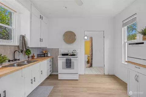 Kitchen - 1925 Oakes Ave, Everett, WA 98201 photo 2 of 5