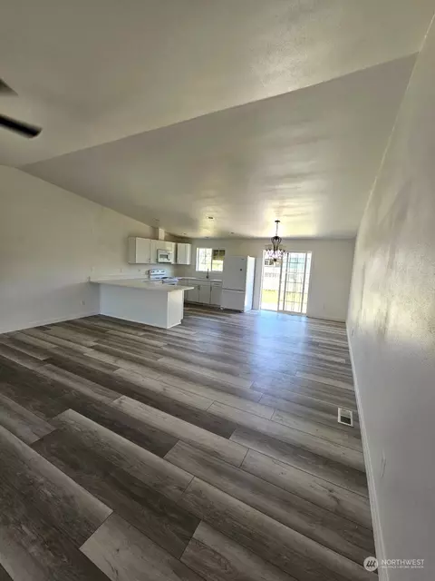 Living - 1005 S Capstone Ave, Othello, WA 99344 photo 3 of 5