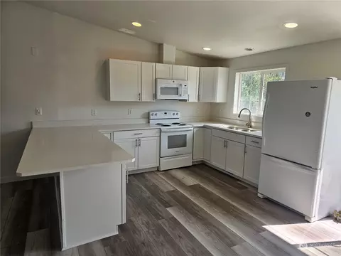 Kitchen - 1005 S Capstone Ave, Othello, WA 99344 photo 2 of 3