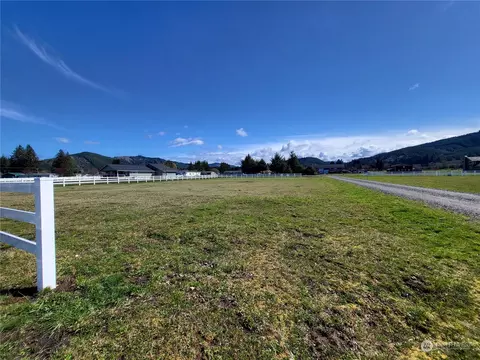 1081 Ashwood Ln, Forks, WA 98331