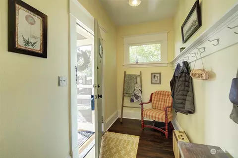 Entry Way - 3710 Wetmore Ave, Everett, WA 98201 photo 1 of 3