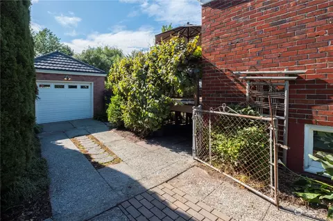Exterior - 115 30th Ave E, Seattle, WA 98112 photo 4 of 5