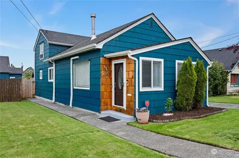 705 6th St, Hoquiam, WA 98550