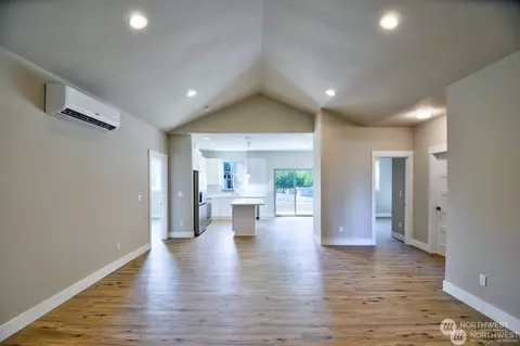 Living - 2118 Hawks View Ln, Winlock, WA 98596 photo 2 of 2