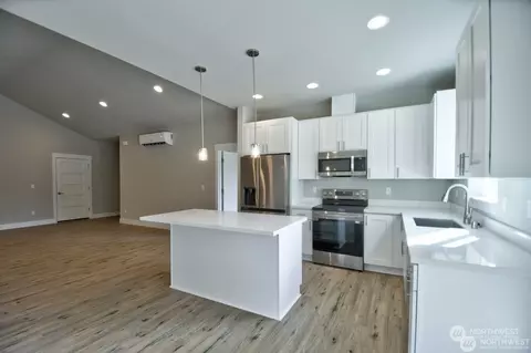 Kitchen - 2118 Hawks View Ln, Winlock, WA 98596 photo 3 of 5