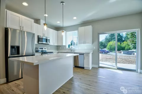 Kitchen - 2118 Hawks View Ln, Winlock, WA 98596 photo 2 of 5