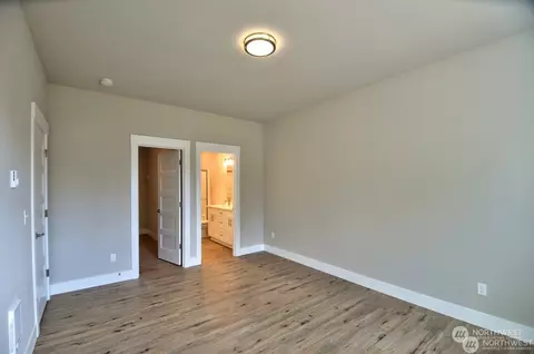 Bedroom - 2118 Hawks View Ln, Winlock, WA 98596 photo 2 of 3