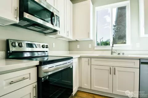 Kitchen - 2118 Hawks View Ln, Winlock, WA 98596 photo 4 of 5