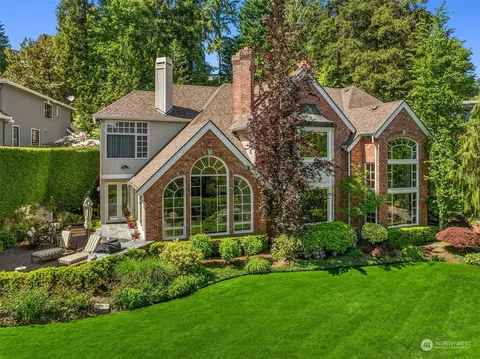 702 Overlake Dr E, Medina, WA 98039
