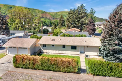 618 S 4th St, Dayton, WA 99328