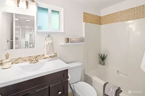Bath - 10521 16th Pl W, Everett, WA 98204 photo 2 of 2