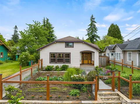 215 18th Ave SE, Olympia, WA 98501