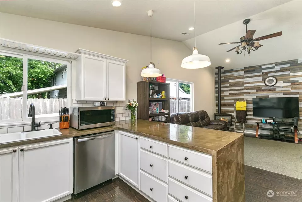 Kitchen - 2107 SW 4th St, Battle Ground, WA 98604 photo 5 of 5