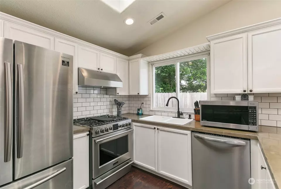 Kitchen - 2107 SW 4th St, Battle Ground, WA 98604 photo 3 of 5