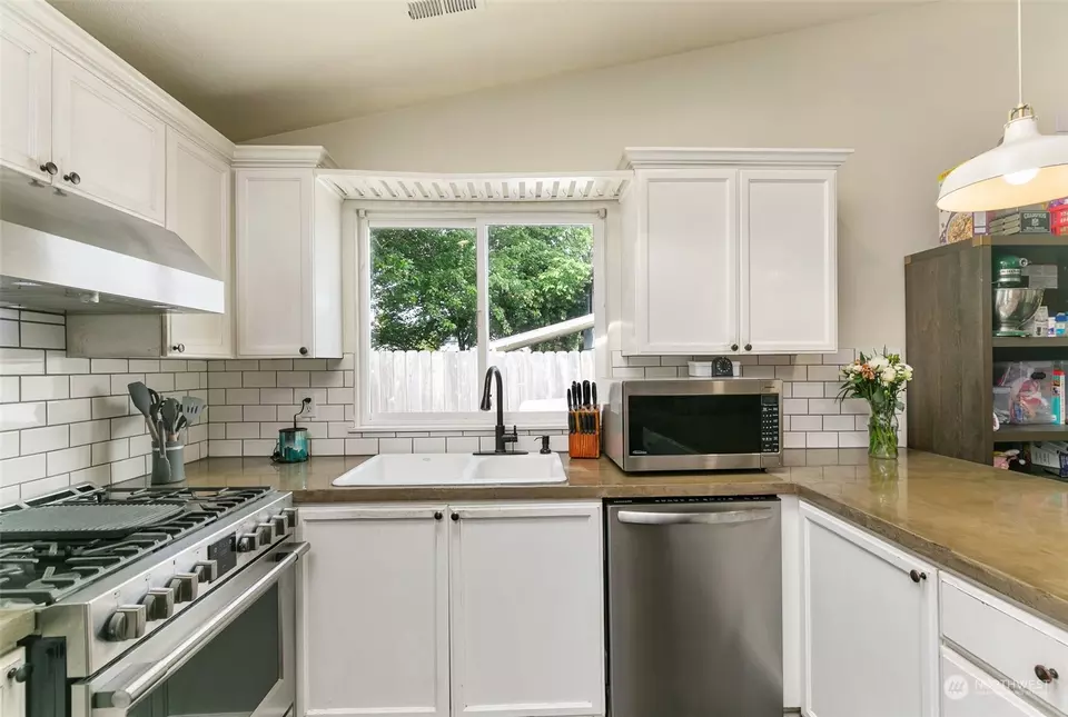 Kitchen - 2107 SW 4th St, Battle Ground, WA 98604 photo 4 of 5