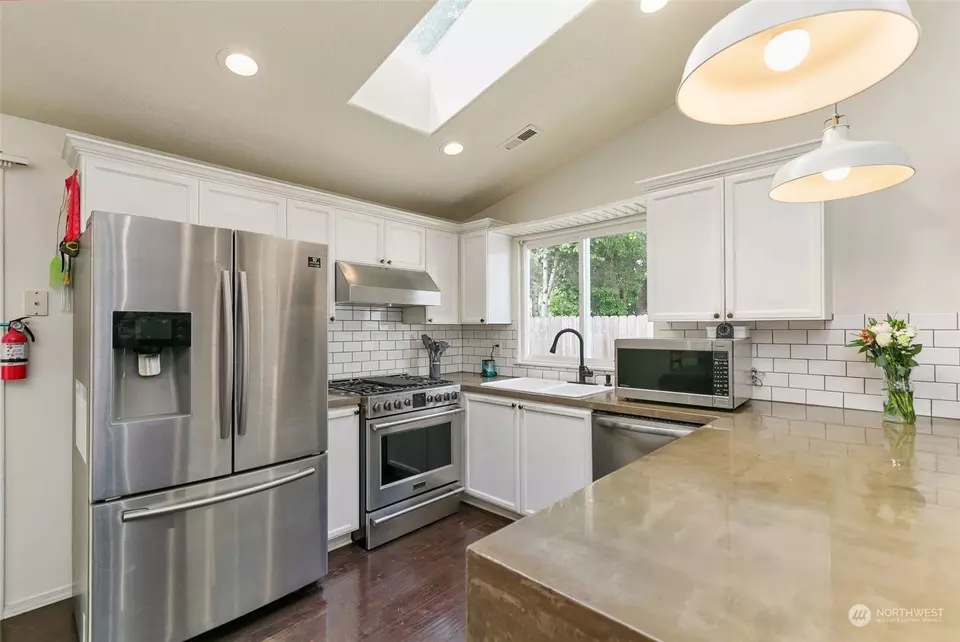 Kitchen - 2107 SW 4th St, Battle Ground, WA 98604 photo 2 of 5