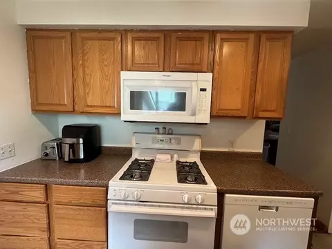 Kitchen - 1419 Rainier Ave, Everett, WA 98201 photo 2 of 2