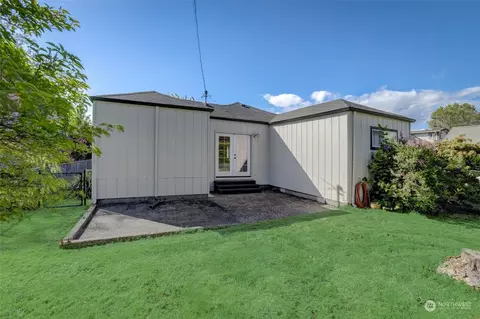 Exterior - 560 27th Ave, Longview, WA 98632 photo 3 of 4