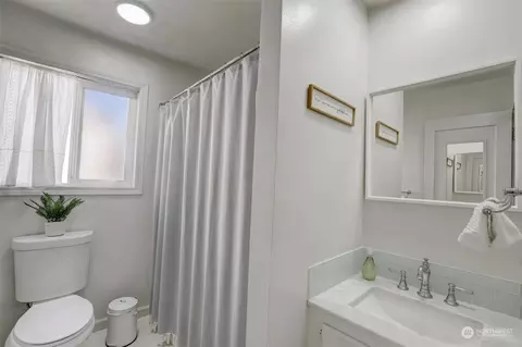 Bath - 560 27th Ave, Longview, WA 98632 photo 1 of 1