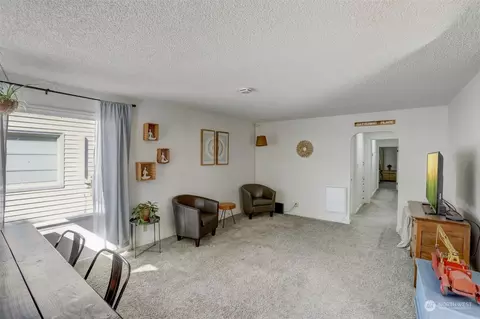 Living - 560 27th Ave, Longview, WA 98632 photo 1 of 2