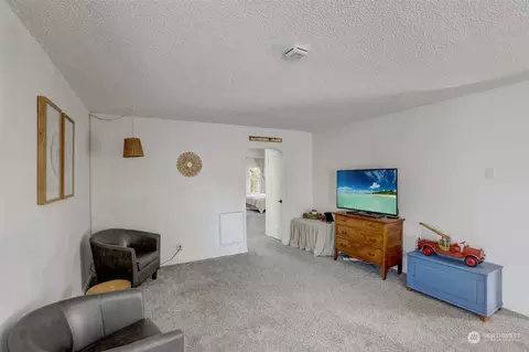 Living - 560 27th Ave, Longview, WA 98632 photo 2 of 2