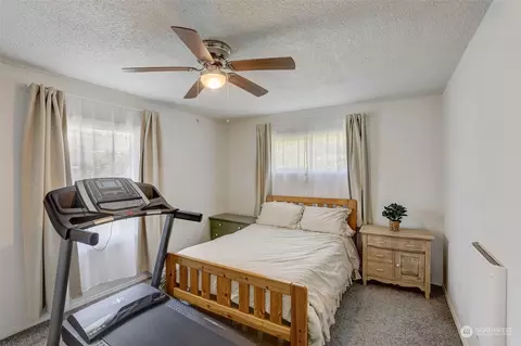 Bedroom - 560 27th Ave, Longview, WA 98632 photo 3 of 6