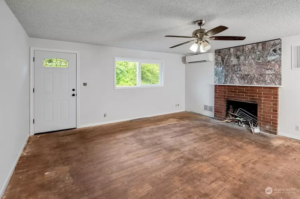 Living - 11629 Military Rd S, Seattle, WA 98168 photo 2 of 3