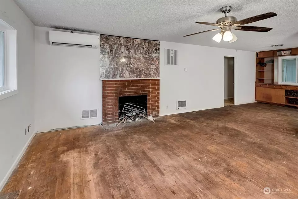 Living - 11629 Military Rd S, Seattle, WA 98168 photo 3 of 3