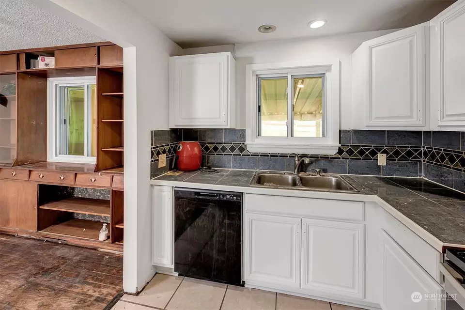 Kitchen - 11629 Military Rd S, Seattle, WA 98168 photo 2 of 2