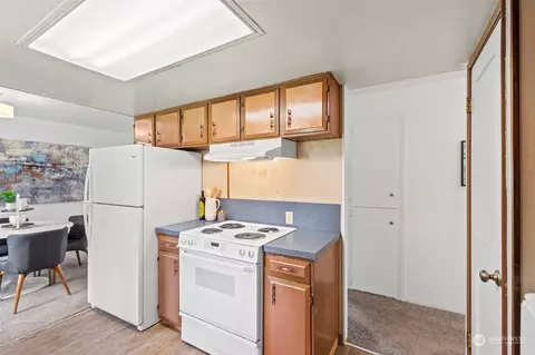 Kitchen - 19427 29th Ave SE, Bothell, WA 98012 photo 2 of 2
