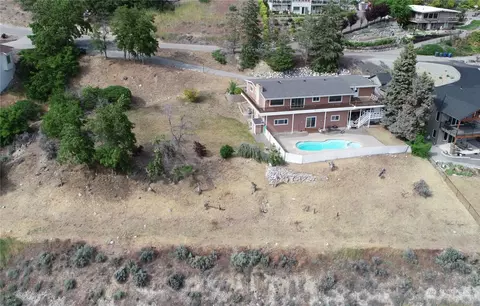 912 W Parkview Rd, Chelan, WA 98816