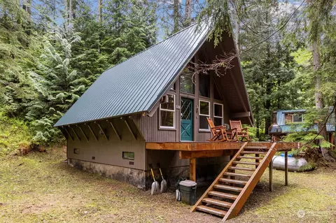 86919 NE 122nd St, Skykomish, WA 98288