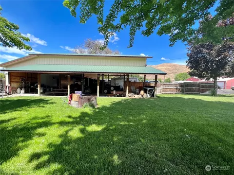 303 W 1st St, Starbuck, WA 99359