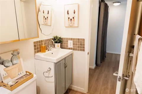 Bath - 308 Summit Ave E #305, Seattle, WA 98102 photo 1 of 2